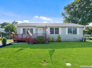 6 Collingswood Dr, Shirley, NY 11967