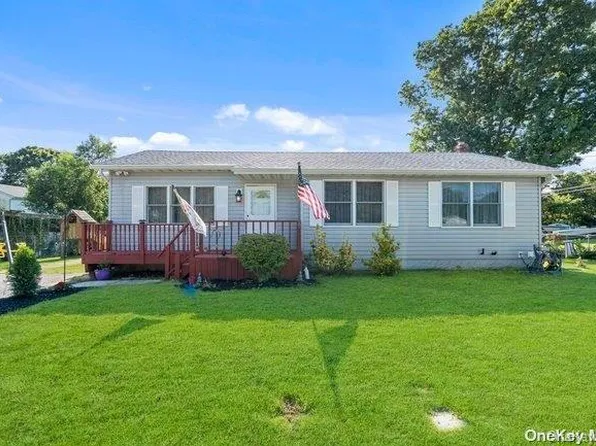 6 Collingswood Drive, Shirley, NY 11967