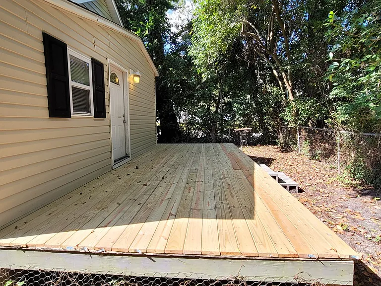 907 Dock St — Photo 11