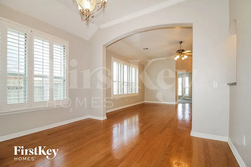 3 bed, 2.0 bath, 1834 sqft, $2,170 — Photo 3