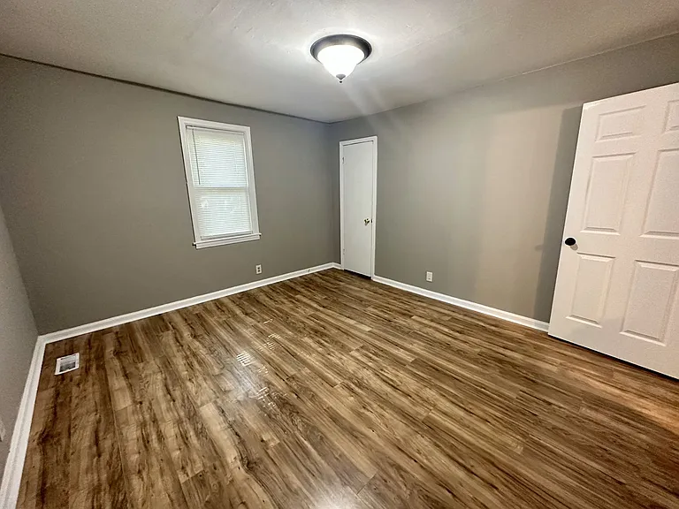 Locust Dr - 894 / 896 — Photo 11