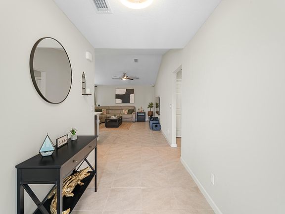 3rd image of 837 SW Tulip Boulevard