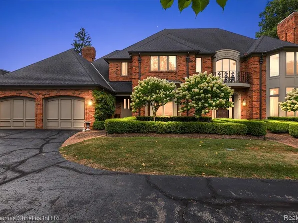 1 Provencal Rd, Grosse Pointe Farms, MI 48236