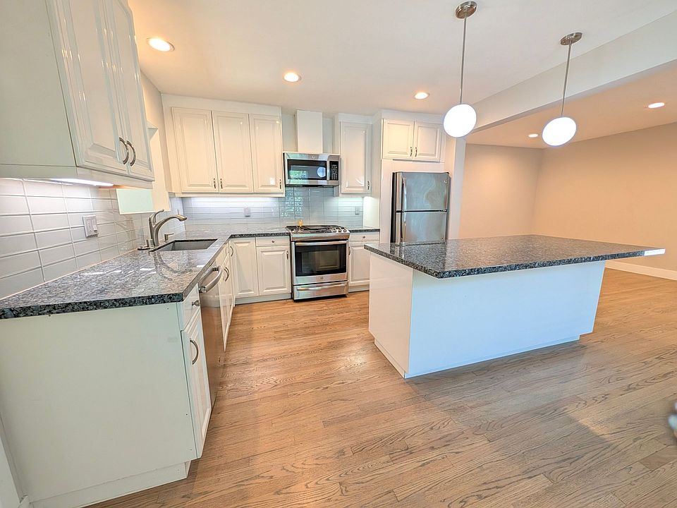1st image of 14728 Magnolia Blvd #3
