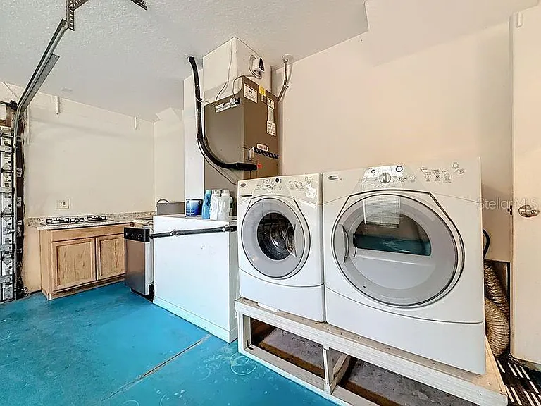 2402 Dryer Ave — Photo 39