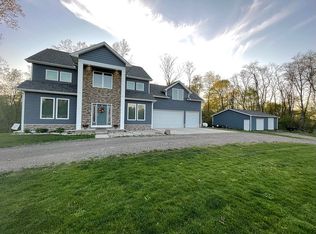 9099 Hartland Rd, Fenton, MI 48430