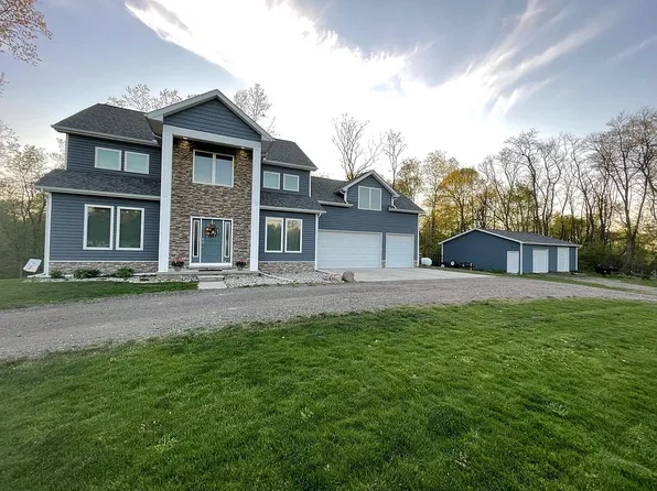 9099 Hartland Rd, Fenton, MI 48430