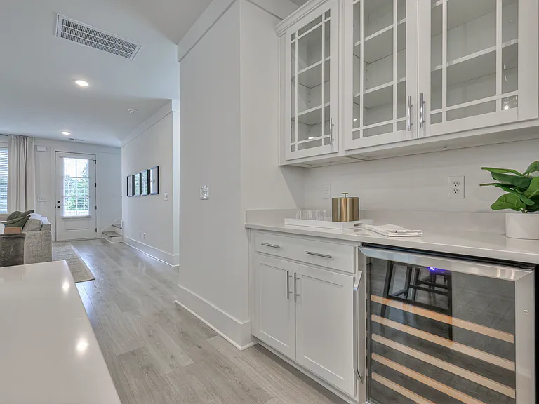 1589 Residences — Photo 40
