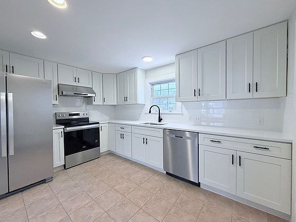 3rd image of 40 Beach St