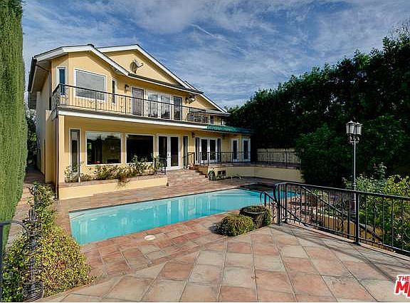 3rd image of 10040 Toluca Lake Ave