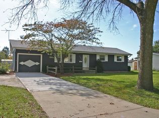 250 Arrowhead Trl, Carol Stream, IL 60188