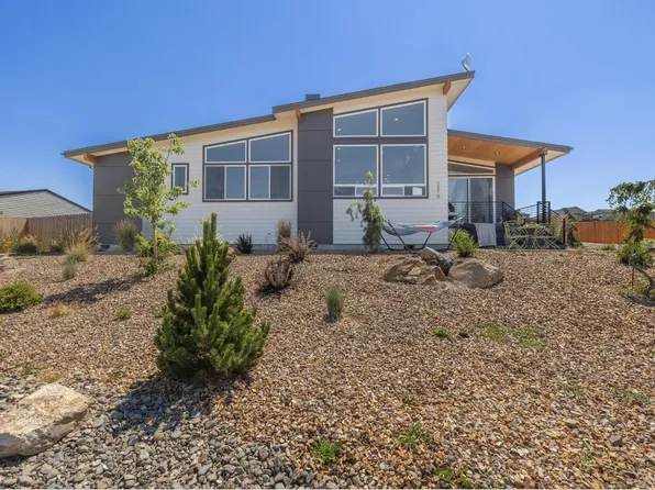 2370 SW Helmholtz Way, Redmond, OR 97756