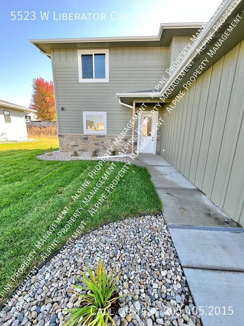 Stunning 5 Bed/2.5 Bath Twinhome! — Photo 3