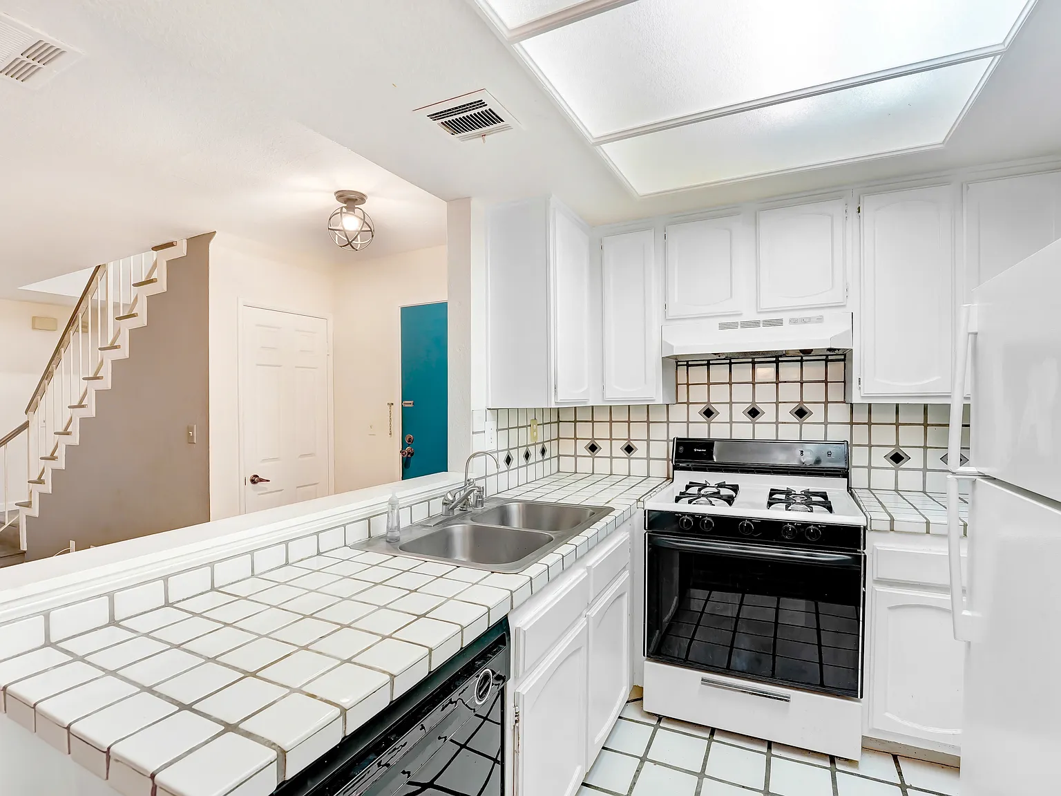 2 bed, 1070 sqft, $3,300 — Photo 3