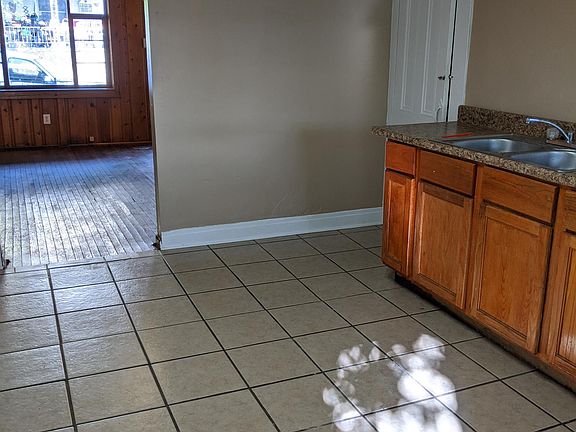 5th image of 813 Walnut St