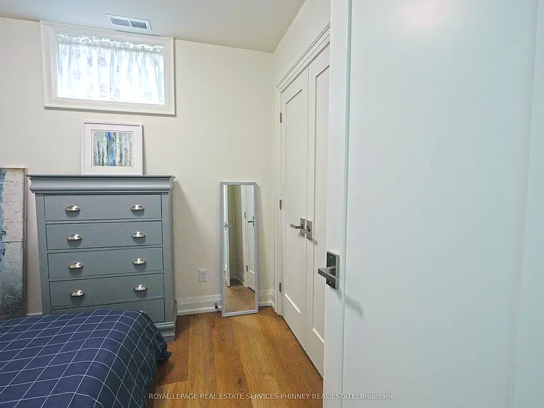 1413 Queen Victoria Ave — Photo 16