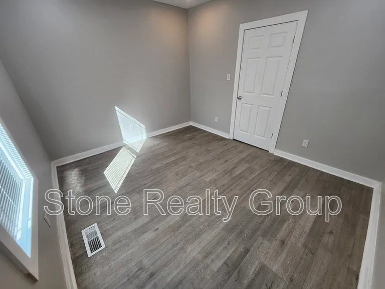 2445 Liberty Ave — Photo 7