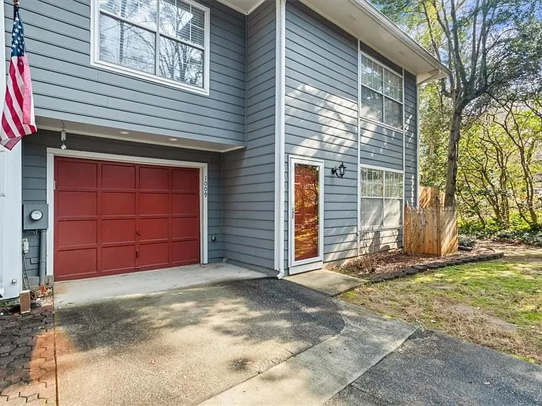1009 Knights Bridge Ct — Photo 2