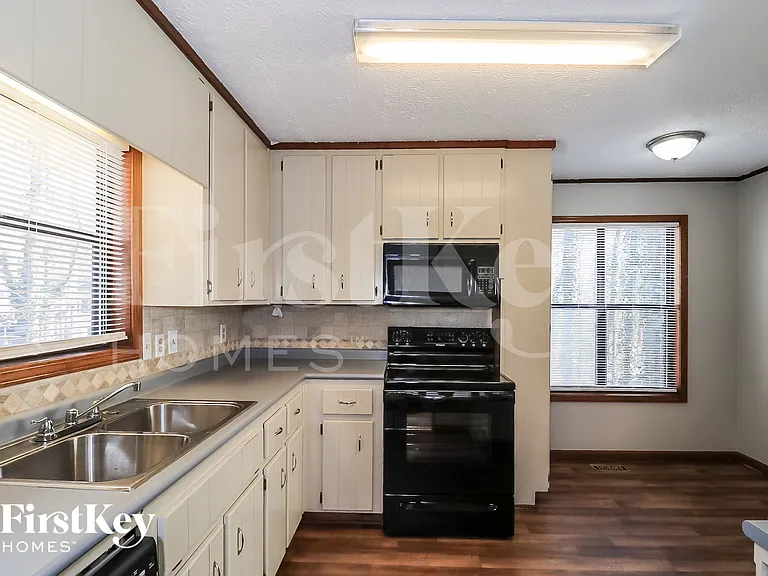 213 Park Ave — Photo 8