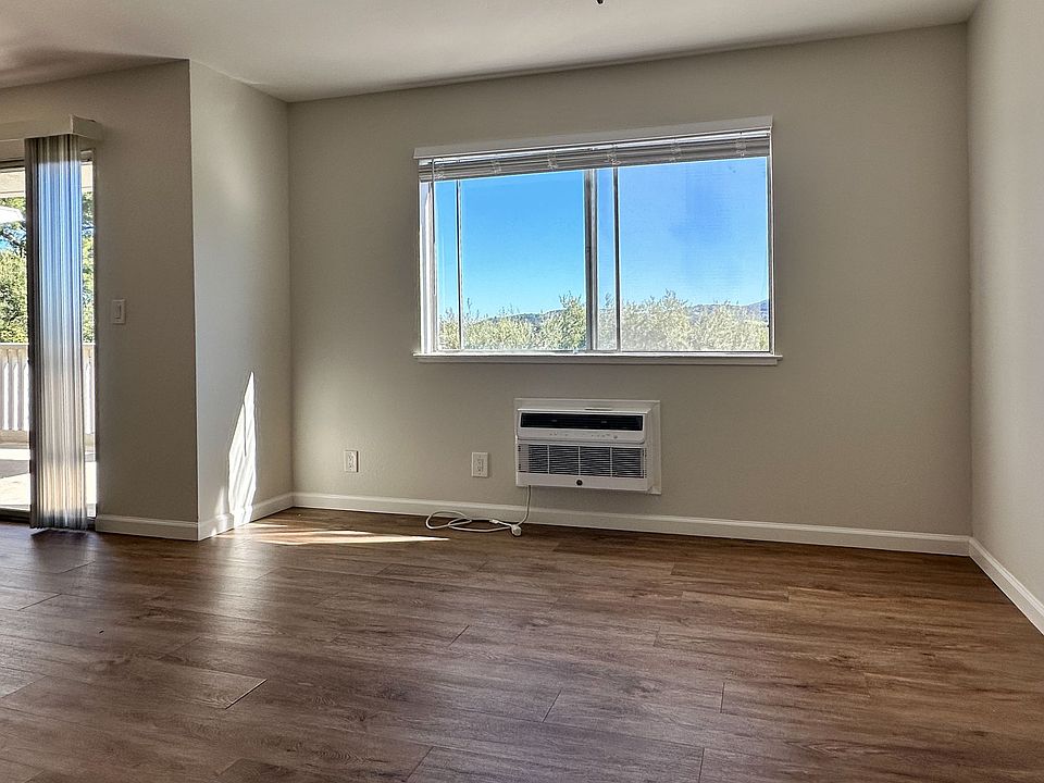 1st image of 909 University Ave #7