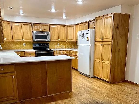4th image of 2628 Glendevey Dr