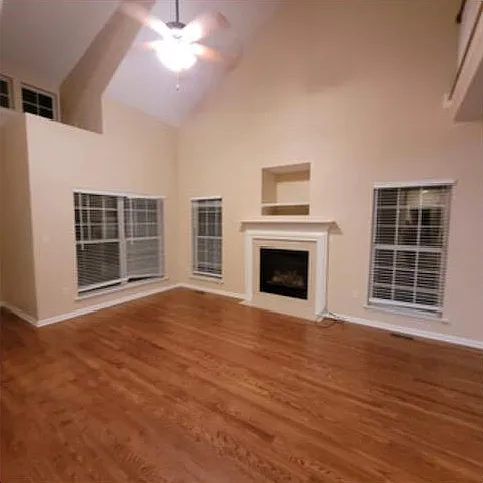 4 bed, 2.5 bath, 1971 sqft, $2,700 — Photo 2