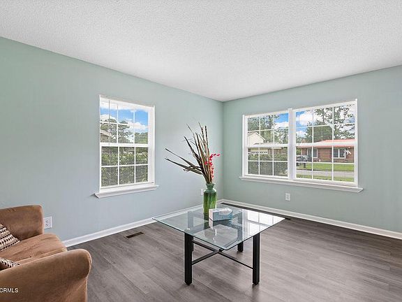 4th image of 811 Oakwood Ave #32