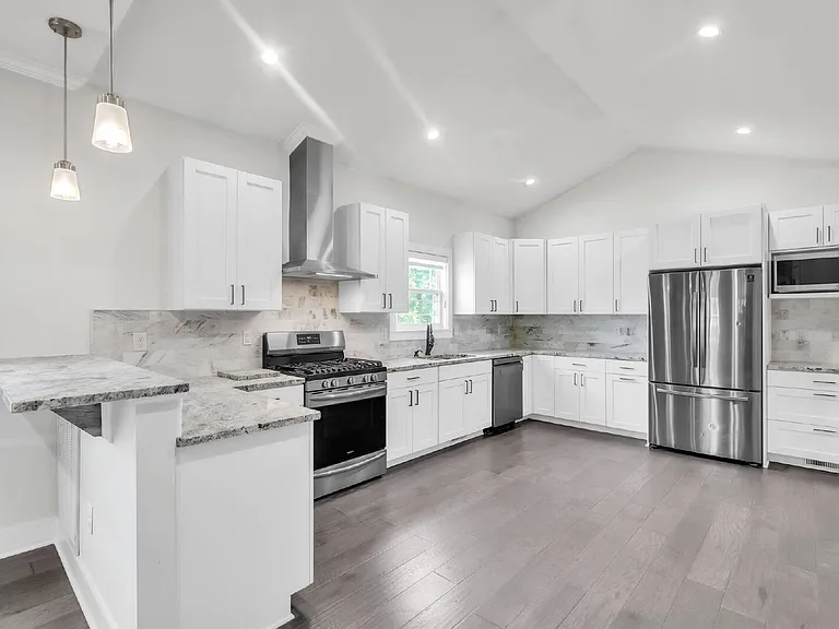 410 Gower St — Photo 7