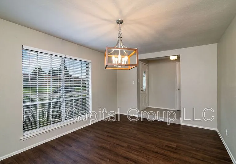 2726 Starcrest Ln — Photo 12
