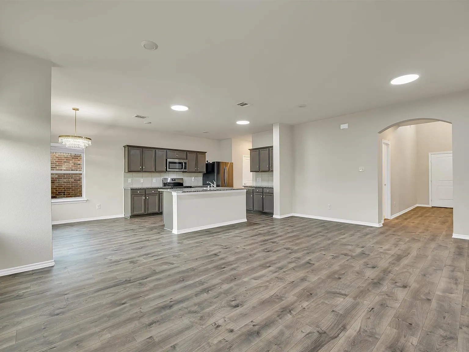 5 bed, 2.0 bath, 2580 sqft, $2,450 — Photo 4