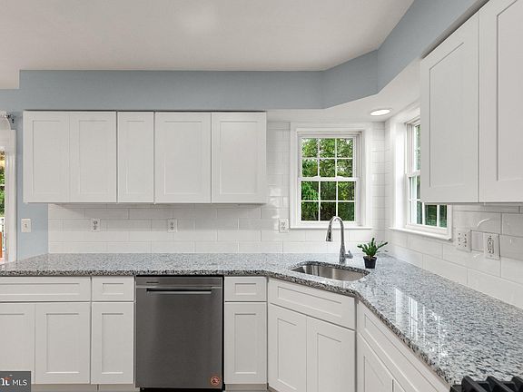 3rd image of 501 Kilarney Ct
