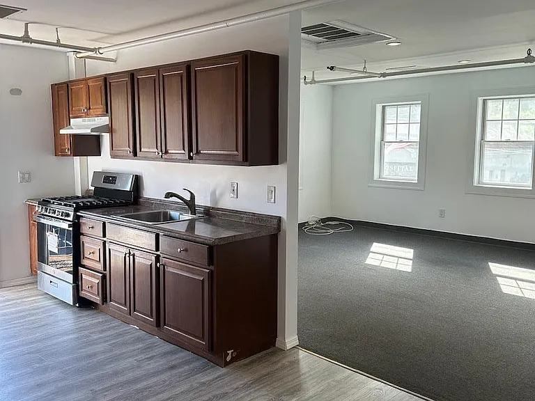 665 Commerce St — Photo 3