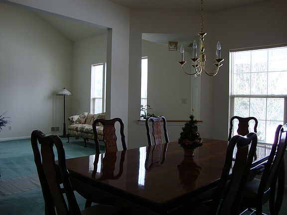 Open Floor Plan, Great for Entertaining