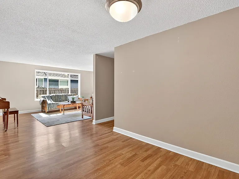 640 Stonehill Dr — Photo 3