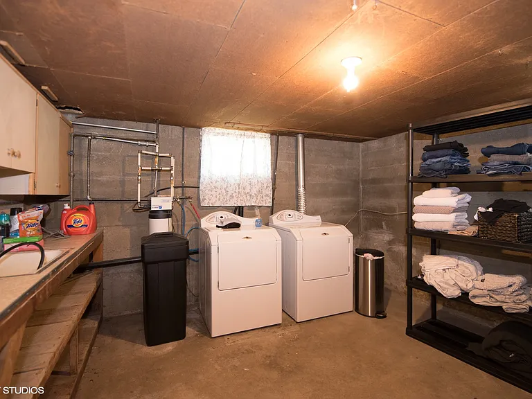 652 E Locust St — Photo 22