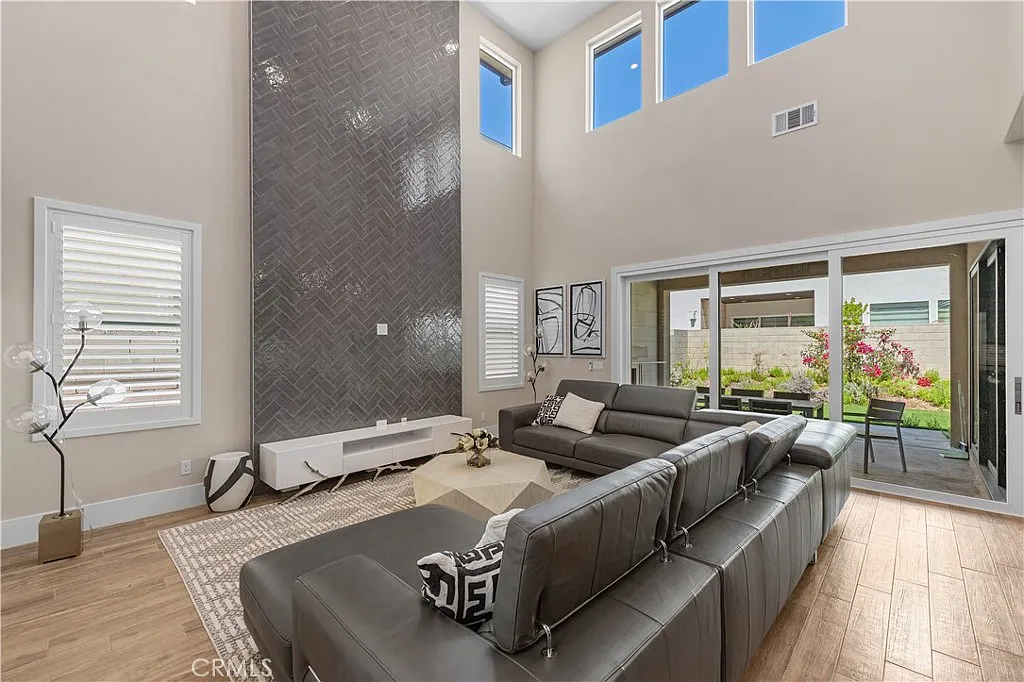 5 bed, 3.5 bath, 3207 sqft, $9,000 — Photo 3