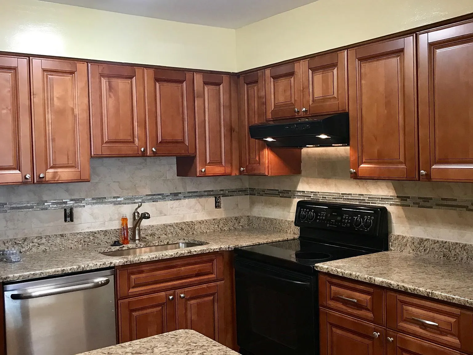 2 bed, 1.5 bath, 1320 sqft, $2,200 — Photo 2