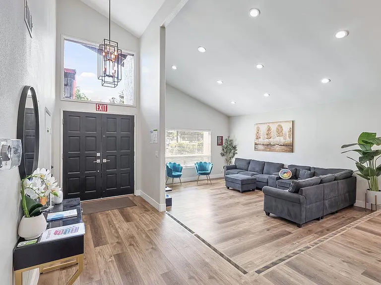 9350 Tampa Ave — Photo 2