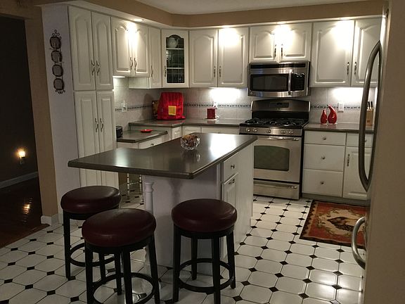 2nd image of 4 Deepwood Ct
