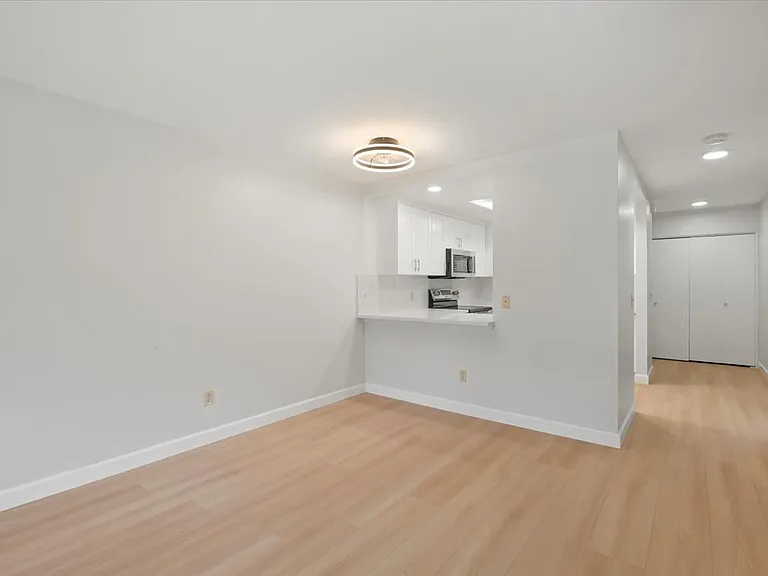 1446 Chateau Cmn #104 — Photo 6