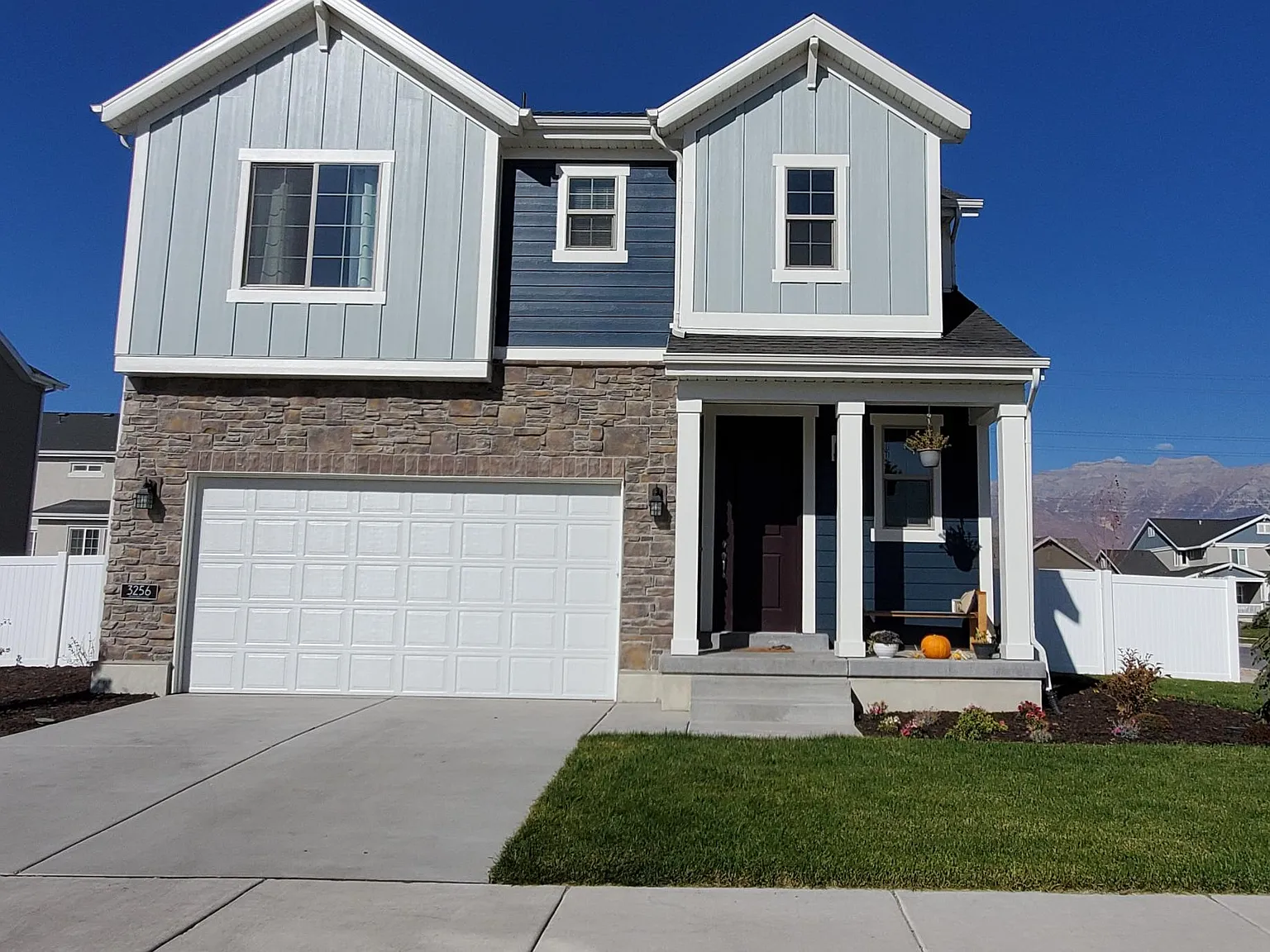 4 bed, 2.5 bath, 2989 sqft, $3,000 — Photo 1