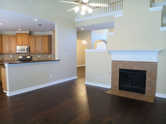 5th image of 913 Wooded Creek Ave