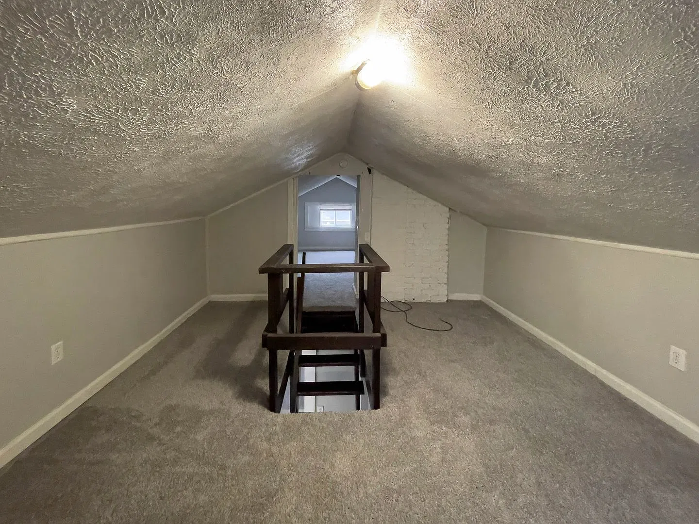 Cozy 2 bedroom home, with loft upstairs — Photo 3
