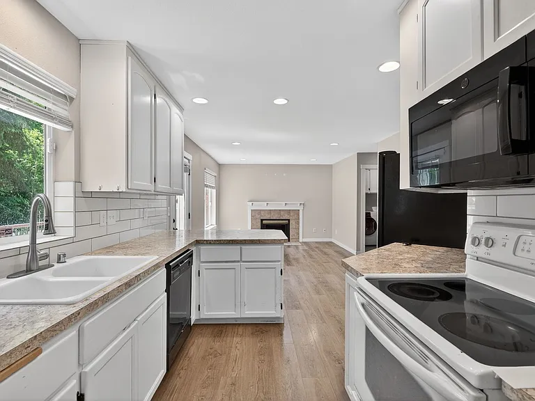 1574 SE Nylace Ln — Photo 11