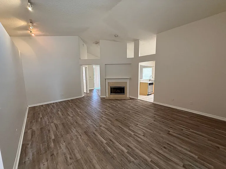 12464 Castlemain Trl — Photo 14