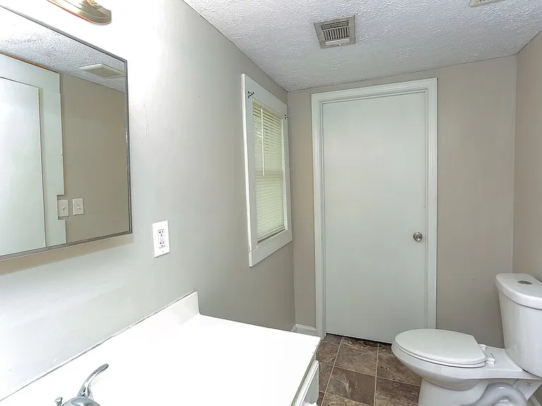 6129 Sorrell St NE — Photo 20