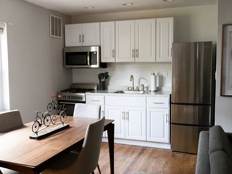 Lexington Garden Apartment — Photo 10