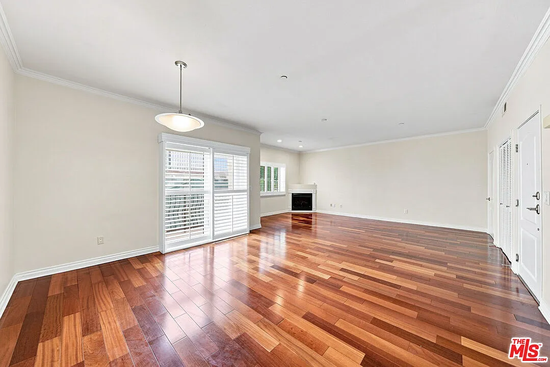 3 bed, 3.0 bath, 1850 sqft, $3,850 — Photo 2