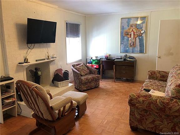 5th image of 122 Danbury Ln