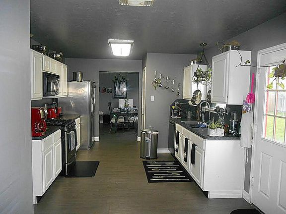 GREAT KITCHEN , NOTICE THE FLOORING CONTINUES